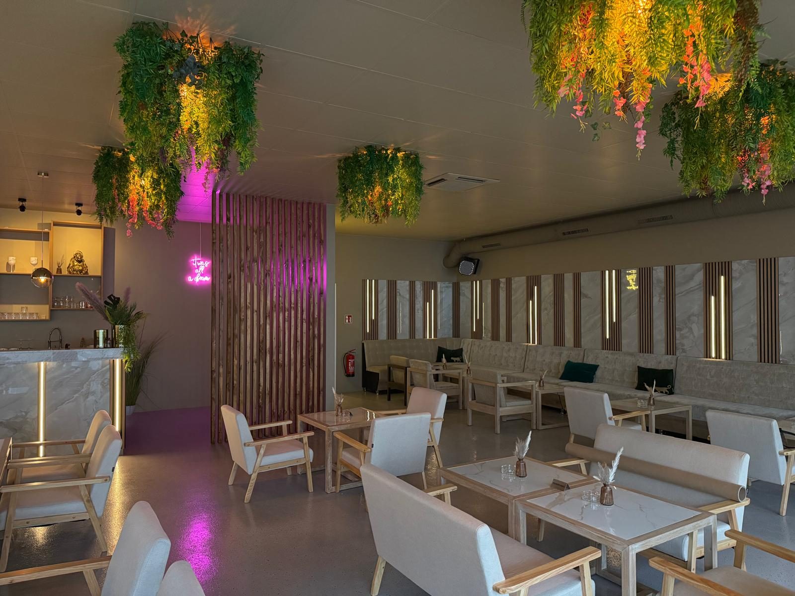 Blick durch die Lounge Richtung Bar
